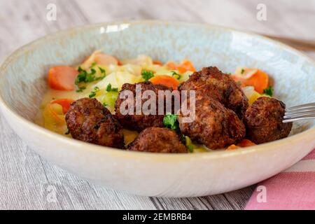 Köttbullar polpette svedesi con carote e verdure di cavolo servite una piastra Foto Stock