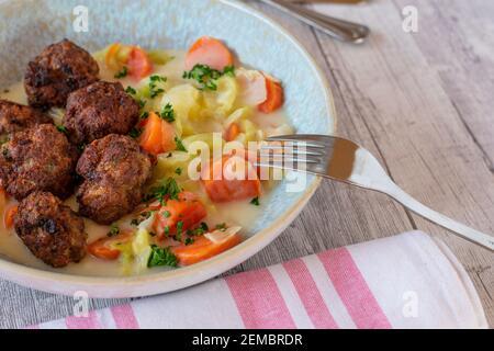 polpette fritte con verdure cremose su un piatto Foto Stock