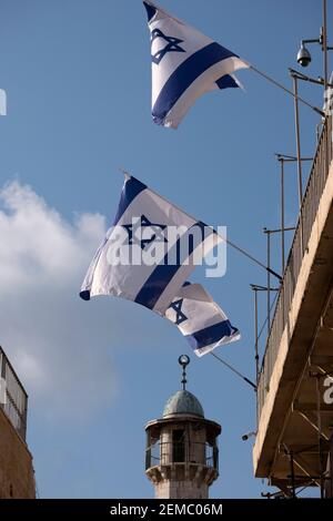 Bandiere israeliane appese da una casa i coloni ebrei hanno preso il controllo in via al wad che gli israeliani chiamano via Haggai nel quartiere musulmano nella città vecchia di Gerusalemme, Israele Foto Stock