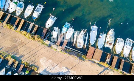 Marina di Balaruc e Mont Saint Clair all'estremità lontana, in Occitanie, Francia Foto Stock