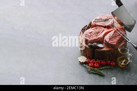 Bistecche fresche di manzo prime Black Angus. Varietà di bistecche di carne di manzo cruda per grigliare. Foto Stock
