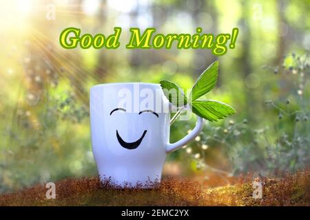 Buongiorno. Coppa positiva con sorriso su sfondo verde soleggiato della natura. Auguri di buon giorno Foto Stock