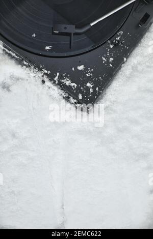 Direttamente sopra di ago su vinile 33 giri/min su disco vintage giocatore nella neve. Concetto, retrò, diverso, strano, nostalgia, un tempo Foto Stock