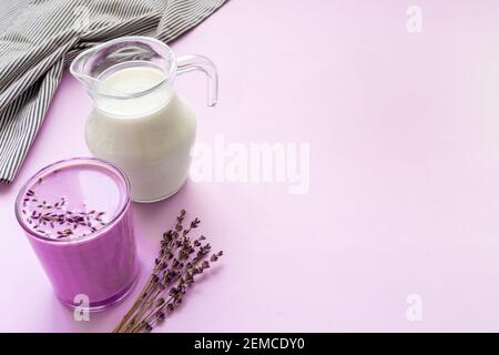 Tè o caffè viola al latte di lavanda. Bevanda calda sana Foto Stock