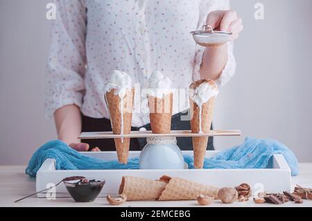 Tre coni di gelato su sfondo di legno Foto Stock