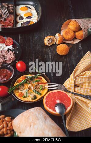 Prima colazione su un tavolo di legno nero in stile rustico Foto Stock