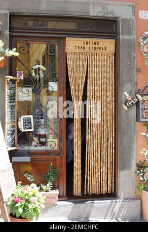 Una tenda di mosca fatta da vecchi cCorks della bottiglia Foto Stock