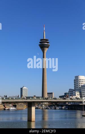 Torre sul Reno e porto mediatico MedienHafen con edifici Gehry, Dusseldorf, Germania Foto Stock