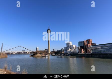 Torre sul Reno e porto mediatico MedienHafen con edifici Gehry, Dusseldorf, Germania Foto Stock