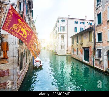 Venezia, Italia - Ott 01, 2018: Bandiera della Repubblica Veneta volando sul Rio di Santa Marina, Venezia Foto Stock