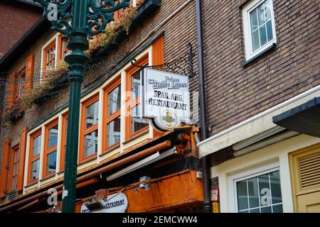 Esterno di un ristorante spagnolo/argentino nella zona turistica della città vecchia di Düsseldorf. Questo quartiere è famoso per i suoi ristoranti internazionali. Foto Stock