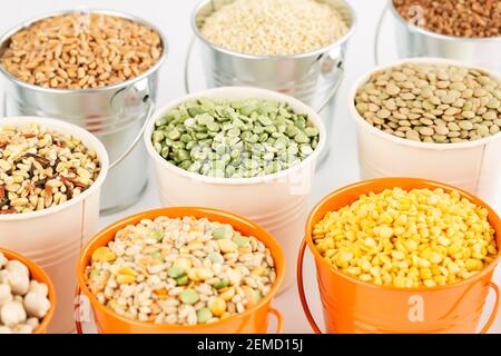La raccolta di diverse groat nei secchi metallici. Quinoa, grano, piselli spaccati, grano saraceno, ceci e lenticchie. Foto Stock