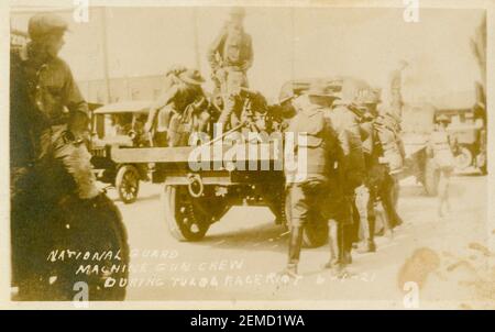 National Guardsman con mitragliatrice montata sul retro di un camion, durante le 1921 rivolte di gara di Tulsa. Foto Stock
