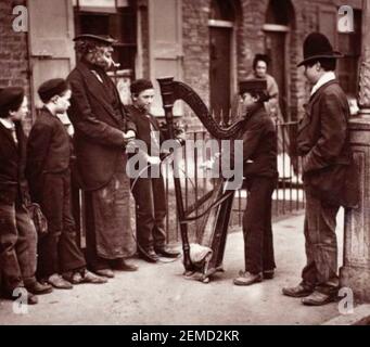 John Thomson Fotografia dal titolo Musician di strada Italiano 1877. Foto Stock