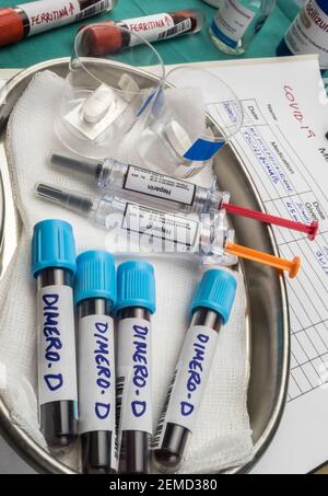 Tocilizumab e farmaci eparinici per pazienti con covid-19 con dimero-D elevato nel sangue, immagine concettuale, contenitori di farmaci generici senza marchio e ipotio Foto Stock