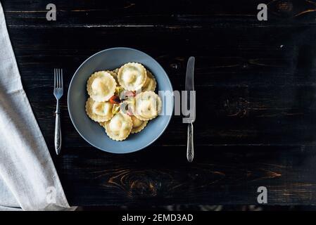 ravioli con ricotta, uova di quaglia di tuorli e spinaci con spezie. Foto Stock