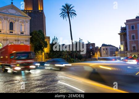 Roma, Italia - 03 ottobre 2018: Vista notturna della Torre delle milizie - la Torre Militia di Roma Foto Stock