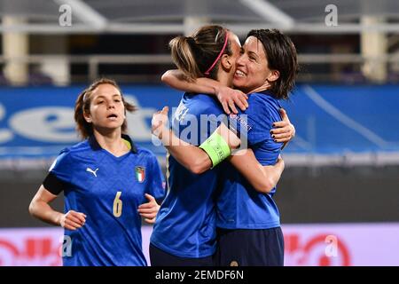 Daniela Sabatino (Italia) festeggia dopo aver segnato un gol con Barbara Bonansea (Italia) durante la UEFA Women& 39;s EUR - Photo .LiveMedia/Lisa Guglielmi Foto Stock