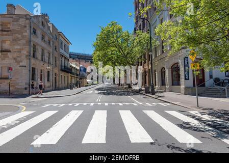 Una traversata pedonale a George e Playfair Streets nella storica area Rocks di Sydney, Australia Foto Stock