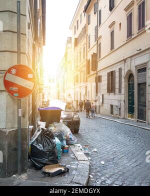 Roma, Italia - 04 ottobre 2018: Sporcizia e caos sulle strade di Roma Foto Stock
