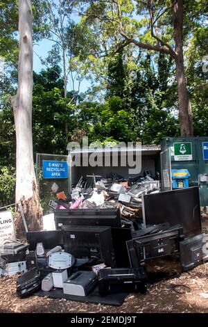 Raccolta rifiuti elettronici presso il centro di riciclaggio rurale australiano. Vecchi computer, schermi e rifiuti elettronici assortiti. Foto Stock