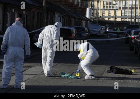 Ufficiali del Garda Technical Bureau sulla scena di Eugene Street, Dublino, dove un adolescente è stato girato mercoledì sera. Data immagine: Giovedì 25 febbraio 2021. Foto Stock