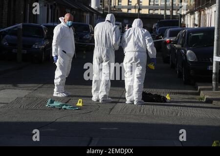 Ufficiali del Garda Technical Bureau sulla scena di Eugene Street, Dublino, dove un adolescente è stato girato mercoledì sera. Data immagine: Giovedì 25 febbraio 2021. Foto Stock