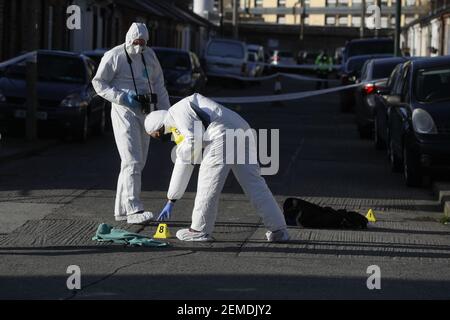 Ufficiali del Garda Technical Bureau sulla scena di Eugene Street, Dublino, dove un adolescente è stato girato mercoledì sera. Data immagine: Giovedì 25 febbraio 2021. Foto Stock