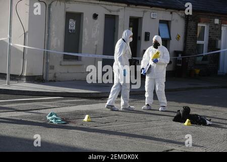 Ufficiali del Garda Technical Bureau sulla scena di Eugene Street, Dublino, dove un adolescente è stato girato mercoledì sera. Data immagine: Giovedì 25 febbraio 2021. Foto Stock