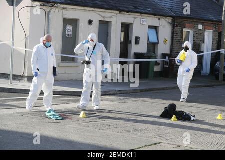 Ufficiali del Garda Technical Bureau sulla scena di Eugene Street, Dublino, dove un adolescente è stato girato mercoledì sera. Data immagine: Giovedì 25 febbraio 2021. Foto Stock