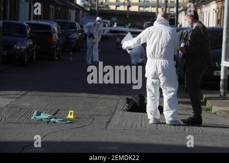 Ufficiali del Garda Technical Bureau sulla scena di Eugene Street, Dublino, dove un adolescente è stato girato mercoledì sera. Data immagine: Giovedì 25 febbraio 2021. Foto Stock