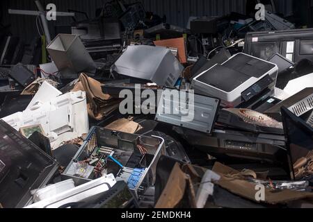 Raccolta rifiuti elettronici presso il centro di riciclaggio rurale australiano. Vecchi computer, schermi e rifiuti elettronici assortiti. Foto Stock