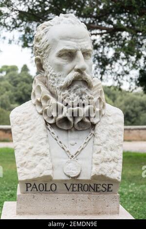 Roma, Italia - 04 ottobre 2018: Busto di Paolo Veronese nei giardini di Villa Borghese, Roma Foto Stock