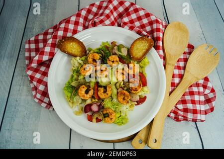 gamberi fritti con insalata fresca Foto Stock