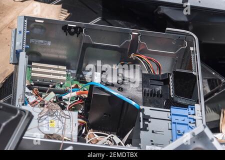 Raccolta rifiuti elettronici presso il centro di riciclaggio rurale australiano. Vecchi computer, schermi e rifiuti elettronici assortiti. Foto Stock