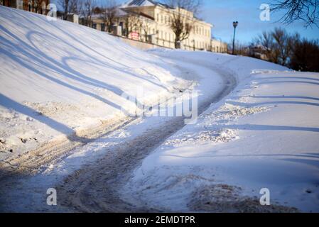 Una strada tortuosa a forma di lettera Z tra la neve Foto Stock