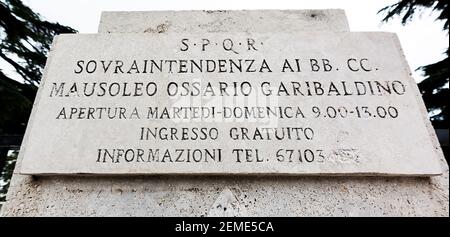 Roma, Italia - 05 ottobre 2018: Iscrizione informativa all'ingresso del Mausoleo Ossario Garibaldino di Roma Foto Stock
