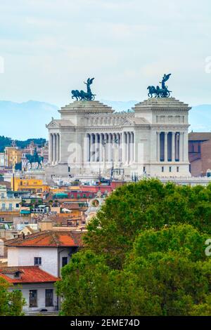 Roma, Italia - Ott 05, 2018: vista dell'Altare della Patria incorniciato da tetti di Roma Foto Stock