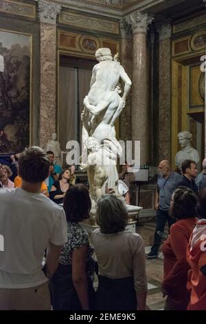 Roma, Italia - 05 ottobre 2018: I turisti ammirano la scultura nella Galleria Borghese di Roma Foto Stock