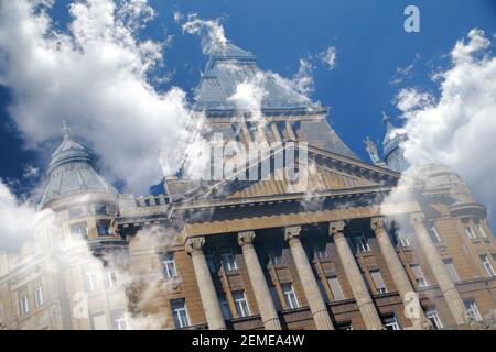 Illustrazione del cielo o dell'inquinamento atmosferico; immagine dell'edificio storico della cattedrale con belle e luminose nuvole nella città di Budapest; foto a colori. Foto Stock