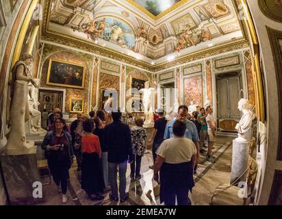 Roma, Italia - 05 ottobre 2018: I turisti ammirano la scultura del satiro danzante nella Galleria Borghese di Roma Foto Stock