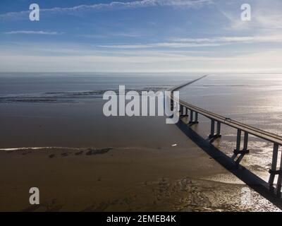 Vista aerea di una lunga autostrada sospesa Vasco da Gama che attraversa il fiume Tago a Lisbona, quartiere Oriente, Portogallo. Foto Stock