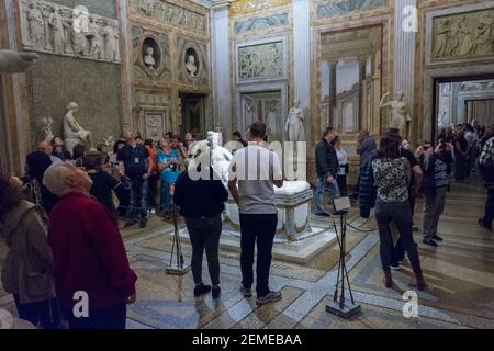 Roma, Italia - 05 ottobre 2018: I turisti ammirano la scultura nella Galleria Borghese di Roma Foto Stock