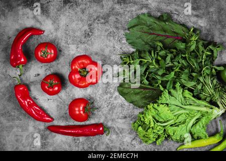 Pomodori, peperoni e verdi su sfondo marmoreo Foto Stock