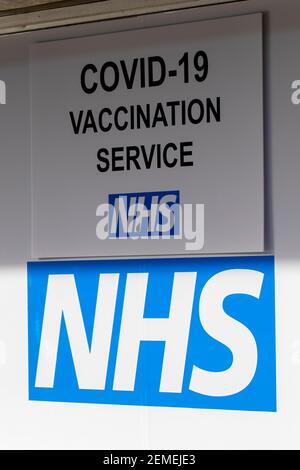 Preston, Lancashire. 25 Febbraio 2021. Volontari che assistono al centro NHS Covid 19 Vaccination Service. Programmi nazionali di vaccinazione nel Regno Unito in cui l'assorbimento del vaccino segnalato è stato inferiore in aree con una percentuale più elevata di gruppi etnici di minoranza che hanno meno probabilità di assumere un jab di coronavirus. Credit: MediaWorldImages/AlamyLiveNews. Foto Stock