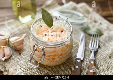 Trota acrobata, sottaceto con carote e foglie di alloro in un vaso di vetro. Foto Stock