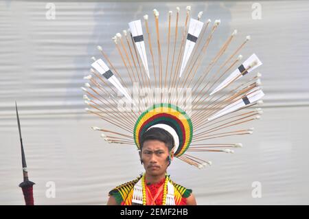 Dimapur, India. 25 Feb 2021. Un uomo di Angami Naga nei suoi atires culturali durante il Festival di Sekrenyi a Dimapur, india, stato nord-orientale di Nagaland. Sekrenyi, un festival di purificazione, è celebrato da Anagami Nagas con una serie di rituali e cerimonie, e si svolge dopo la raccolta, cadendo il venticinquesimo giorno del mese angami di Kezei. Credit: Caisii Mao/Alamy Live News Foto Stock