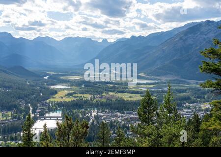 Affacciato sulla città di Banff dalla cima del Tunnel Mountain Trail in estate soleggiato giorno. Banff National Park, Canadian Rockies, Alberta, Canada. Foto Stock