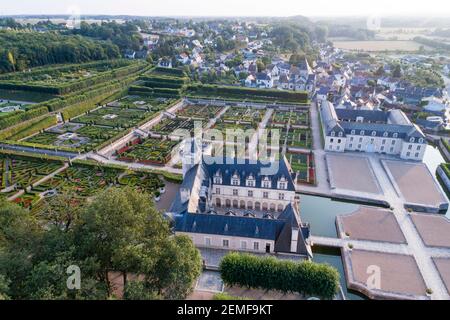 Francia, Indre et Loire, Valle della Loira Patrimonio Mondiale dell'UNESCO, il castello e i giardini di Villandry nel villaggio (vista aerea) (édition Foto Stock