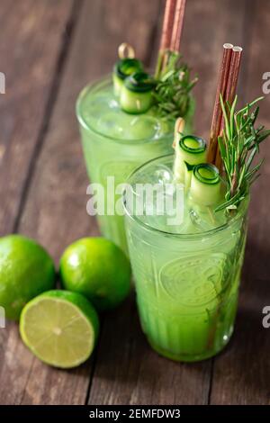 Frullato di calce tropicale freddo e ghiaccio verde servito con ghiaccio in due bicchieri, bevande rinfrescanti Foto Stock